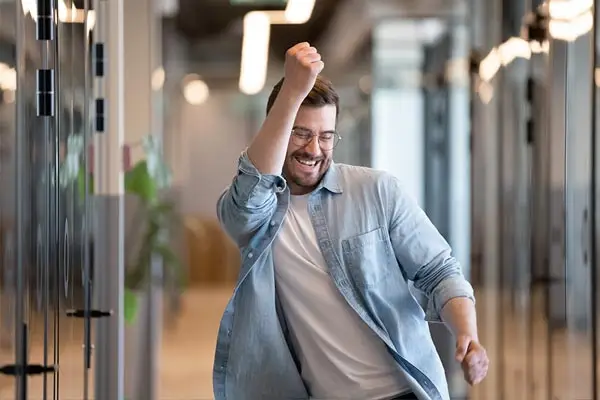 Mann in einem modernen Büro.